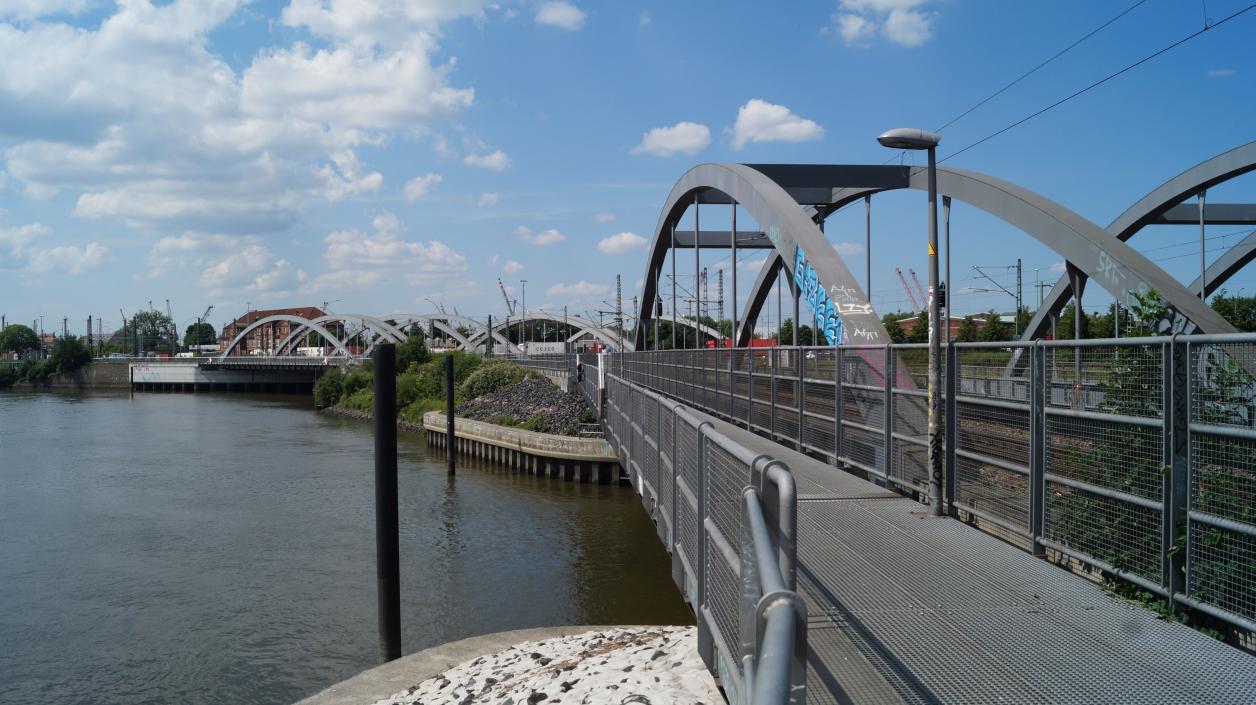 Blick aus Süden auf die Schienenbrücken an der Müggenburger Durchfahrt, im Hintergrund die restlichen Brücken des Veddeler Wasserkreuzes; Foto: Antipas Papageorgiou