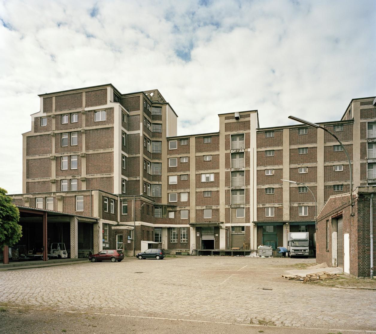 Inzwischen abgerissenes Lagergebäude, Foto: Fotografie Dorfmüller | Klier