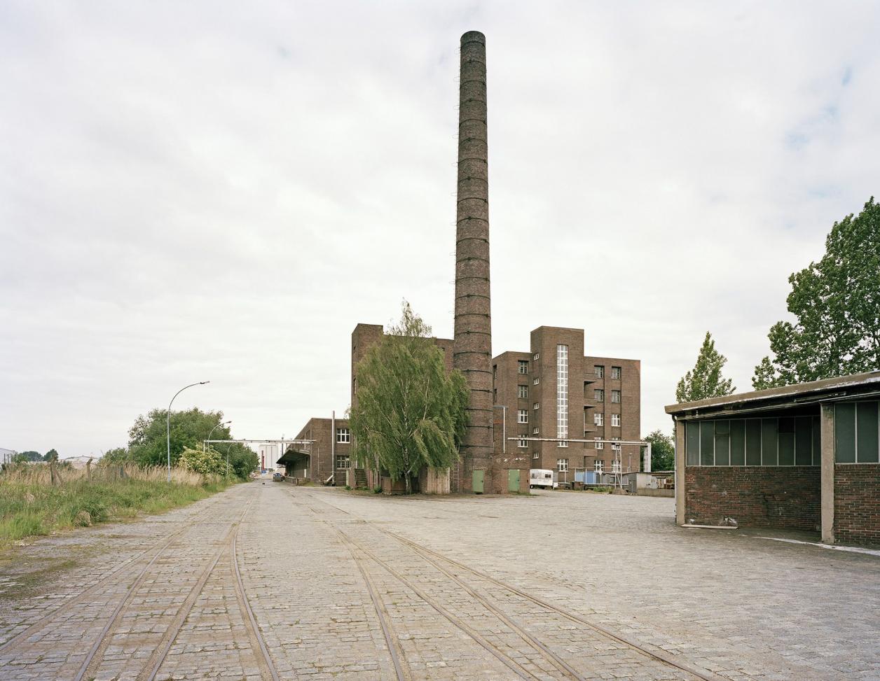 Garagen, Schornstein und Kraftwerksgebäude sind heute verschwunden, Foto: Fotografie Dorfmüller | Klier