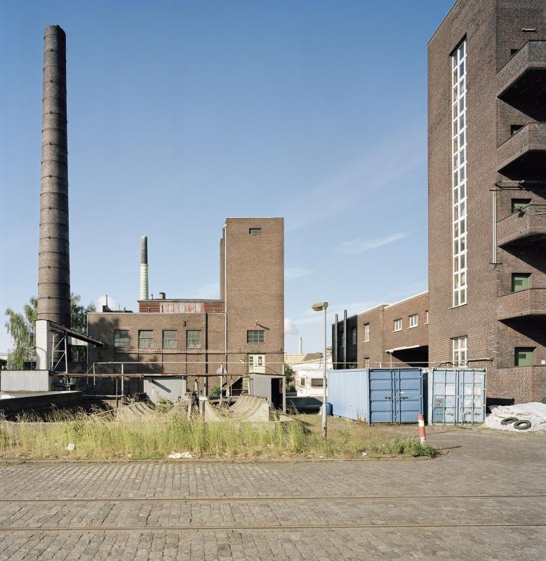 Inzwischen abgerissenes Kraftwerksgebäude mit Schornstein (links), Foto: Fotografie Dorfmüller | Klier